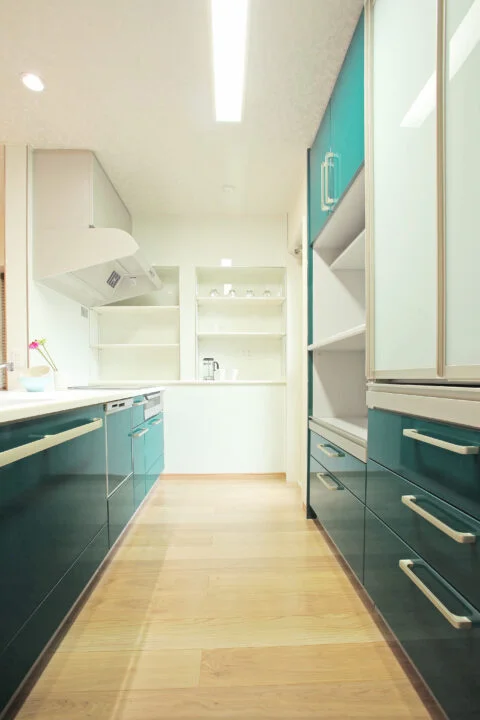 出窓を収納へ変更し、食器や日用品をまとめて収納できるようにしました。