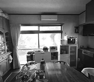 キッチンと食器棚・家電が離れており、調理から配膳、片付けまでの移動が多い状態でした。