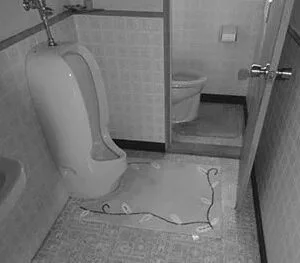 男女別のトイレは冬場に寒さを感じやすく、お手入れの負担も大きい状態でした。