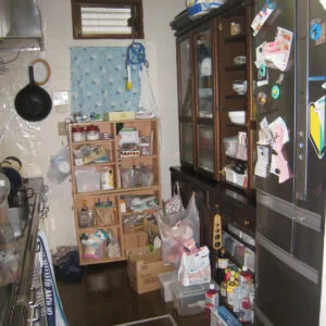 収納スペースが限られており、調理器具や日用品を十分に収納しにくい状態でした。