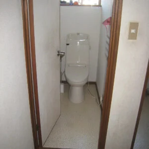 トイレ入口にも段差があり、出入りの際に足を上げる必要がありました。